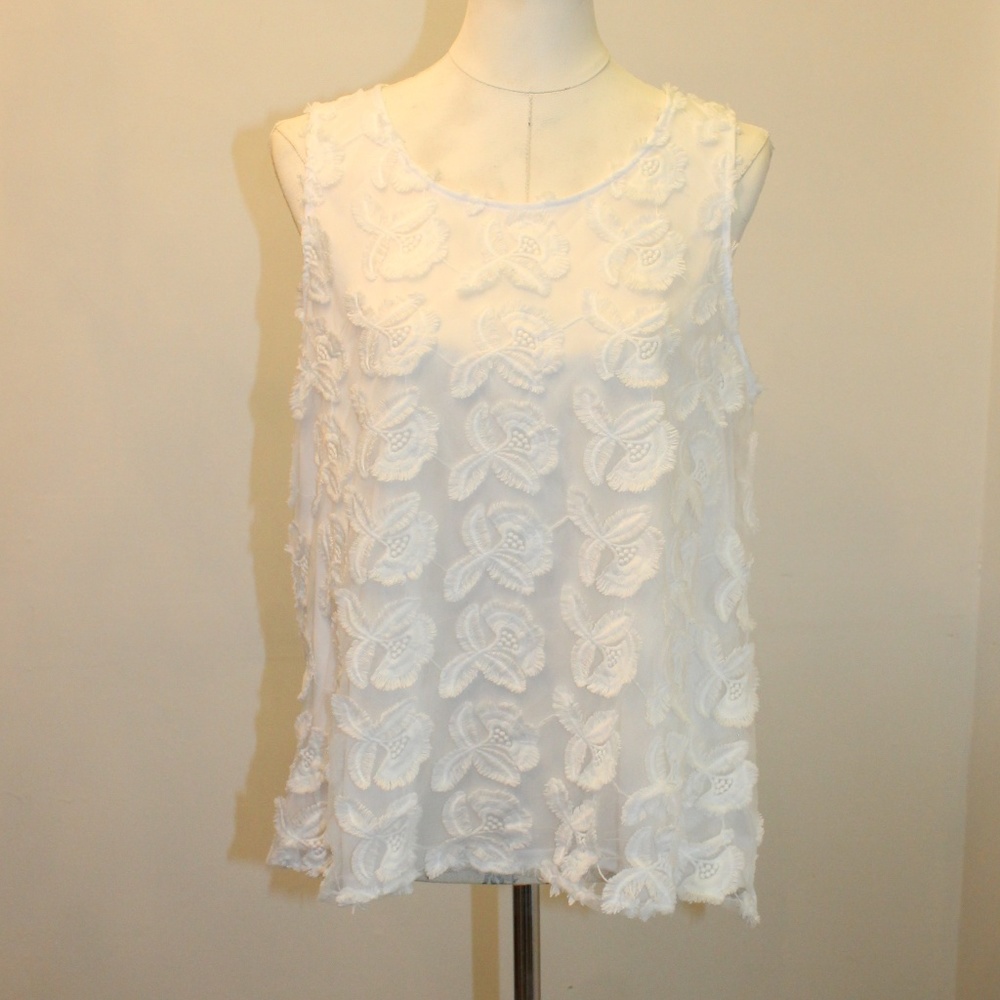 NWT Elle White Tank Top with Flower Detail Size M